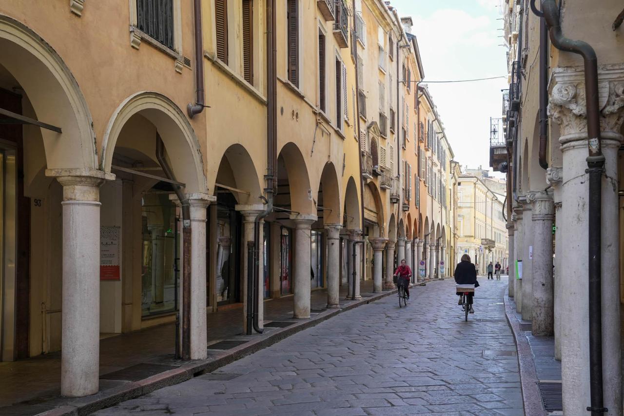In centro città i negozi chiudono