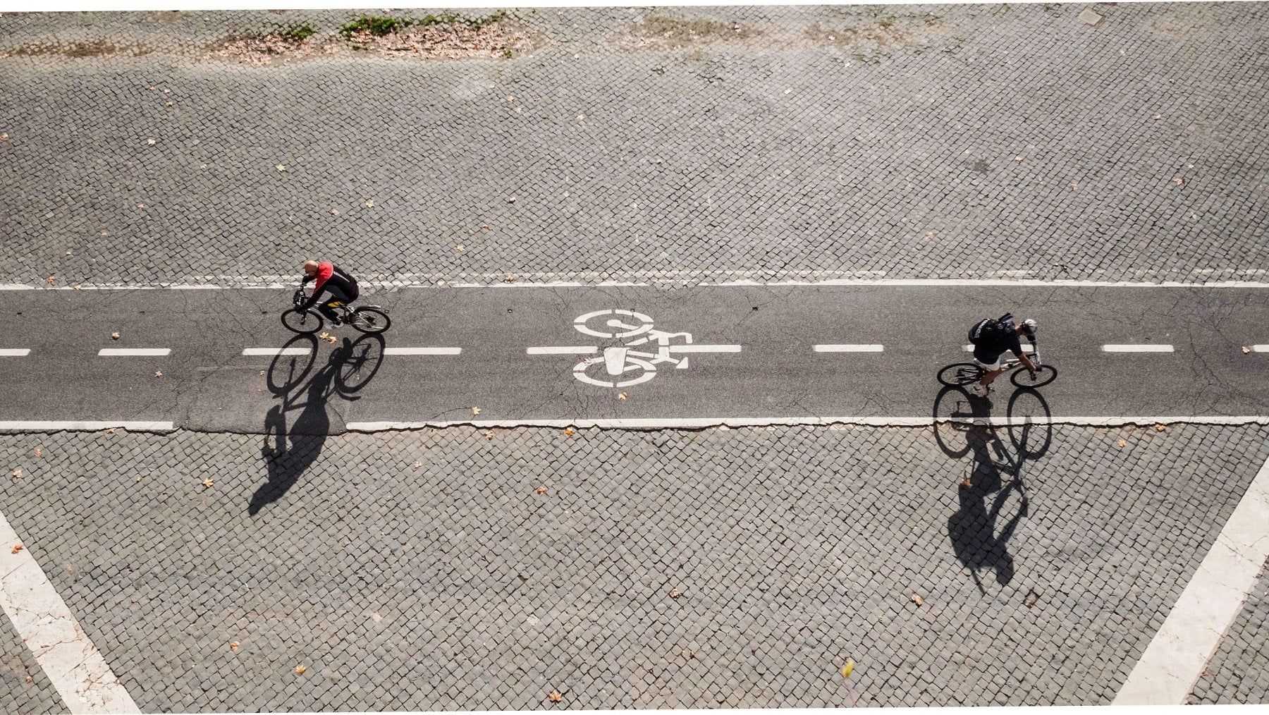 La riscoperta della bici e dei giochi in cortile