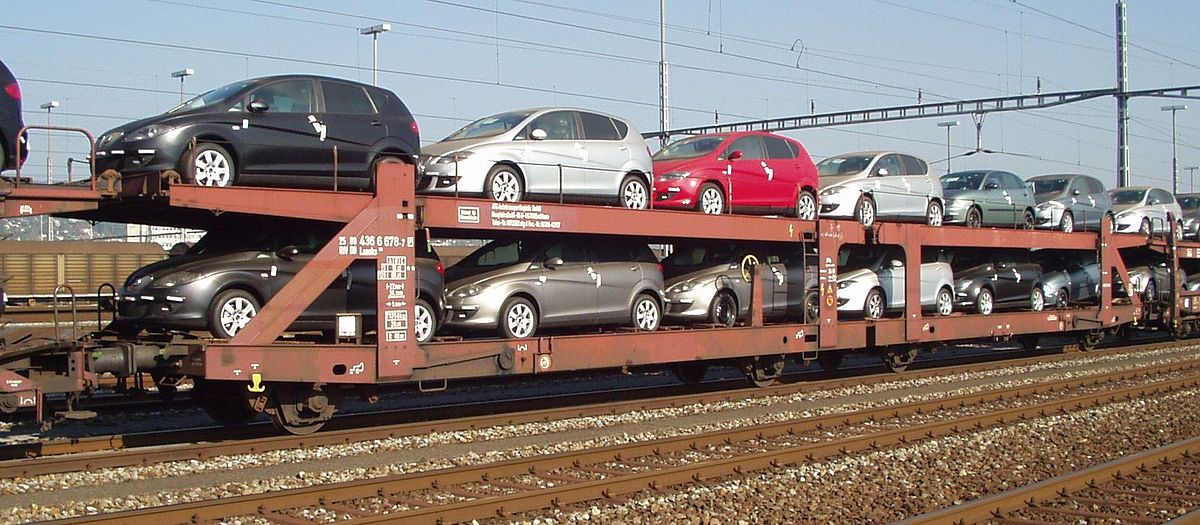 Le auto arrivano in treno