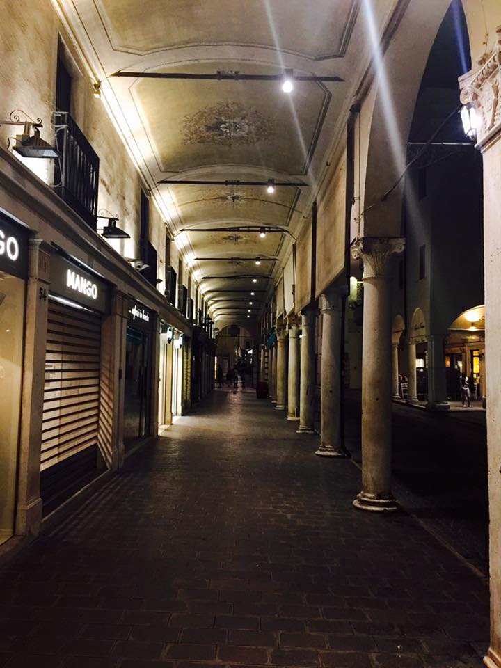 I portici proteggono ma non si riempiono