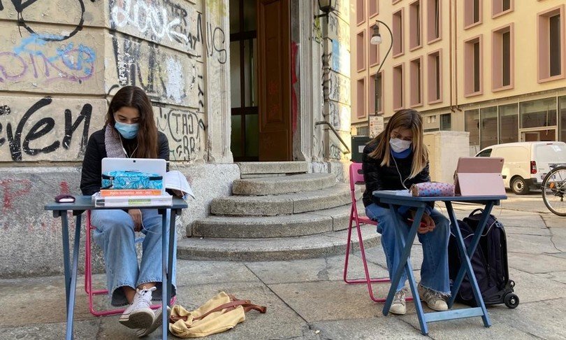Lezioni a distanza davanti alle aule vuote