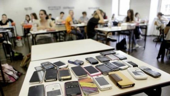 Telefonini in classe: senza sanzioni esprime solo un desiderio