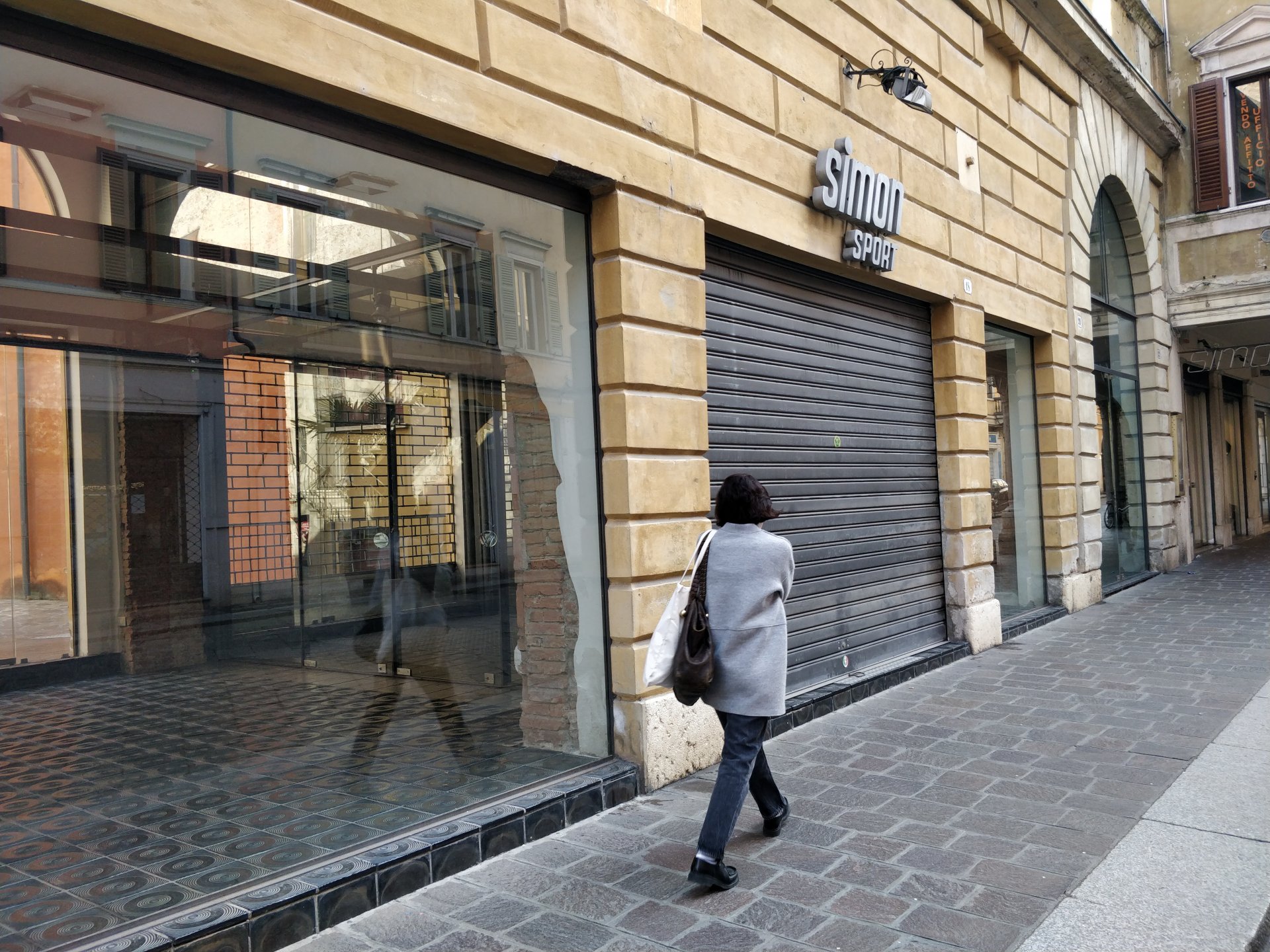 Spariscono i vicini e, con essi, i negozi di vicinato