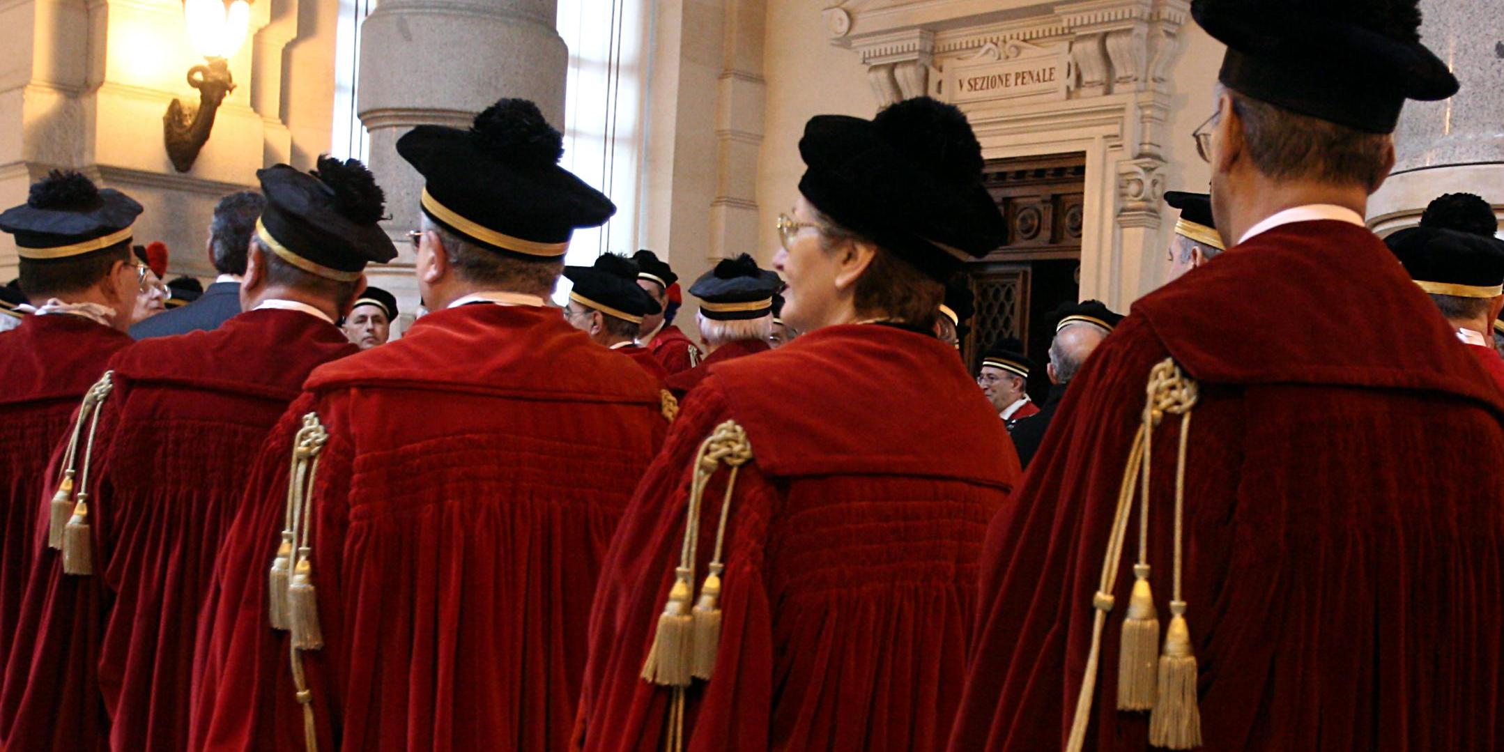 Giudici in arrivo alla spicciolata
