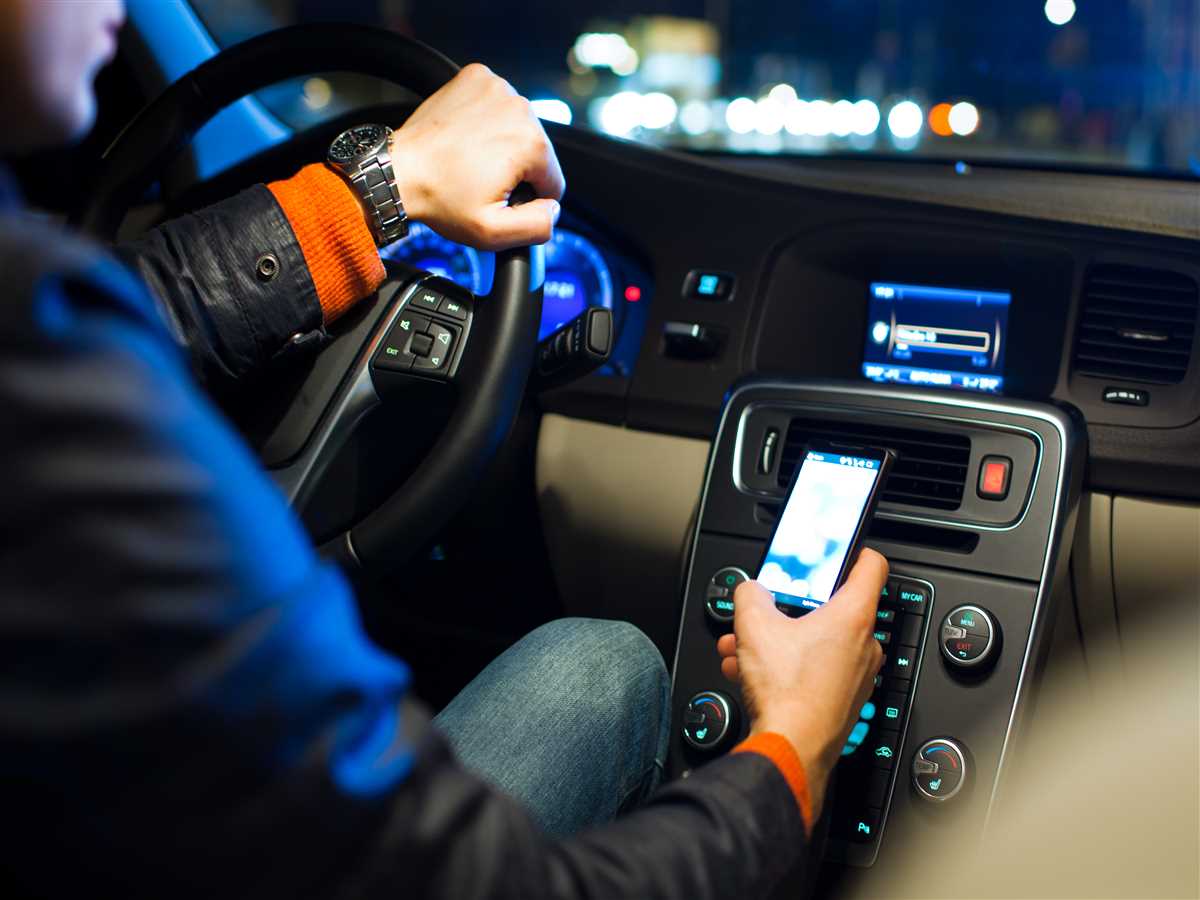 Guidare guardando più il cellulare della strada
