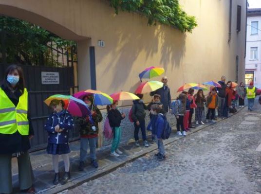 A scuola, ma non a piedi: mancano volontari per il pedibus