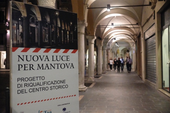 Portici di Mantova: tolte le bancarelle spuntano sedie e tavoli