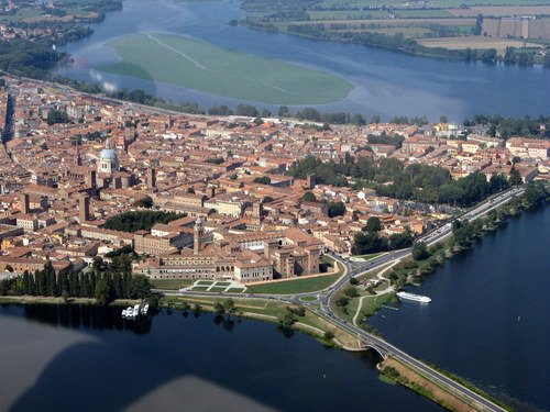 Circondata dai laghi e da passaggi a livello