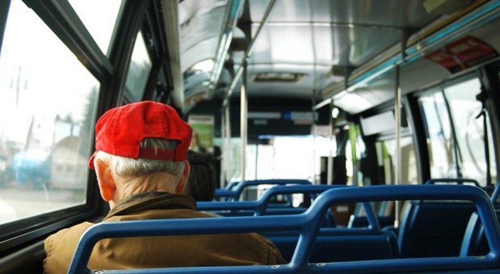 Trasporti: la Regione agevola gli anziani ma non gli studenti