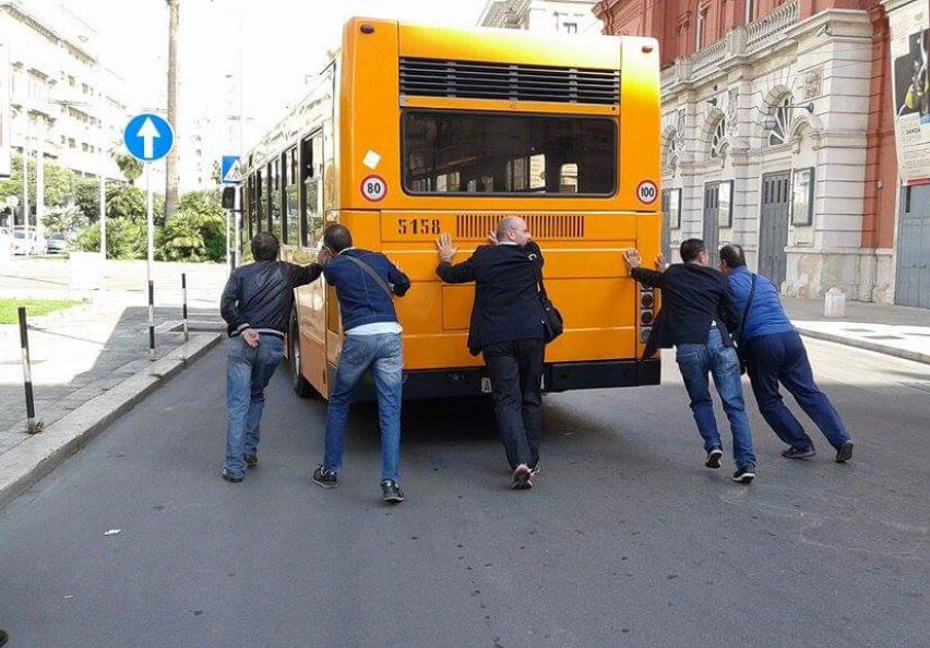 Autobus: prendi tre, rompi due