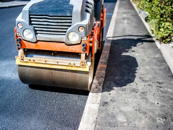 Far ripristinare vie e piazze bucate dai cantieri