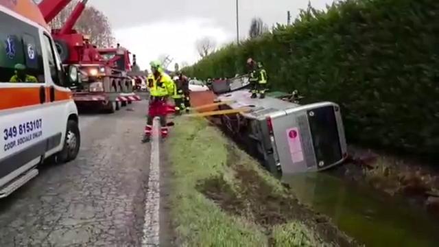 Scuolabus, guardrail, cinture di sicurezza e punto di raccolta