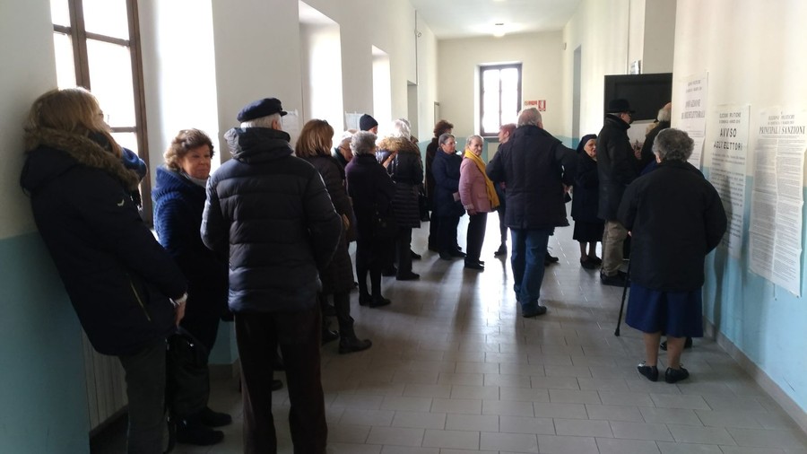Nonostante le file ai seggi hanno votato sempre meno persone