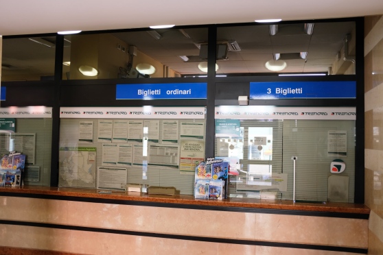 In stazione mancano la biglietteria e il buonsenso