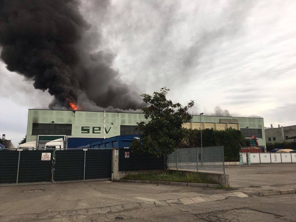 Evidentemente conviene incendiare invece che smaltire i rifiuti