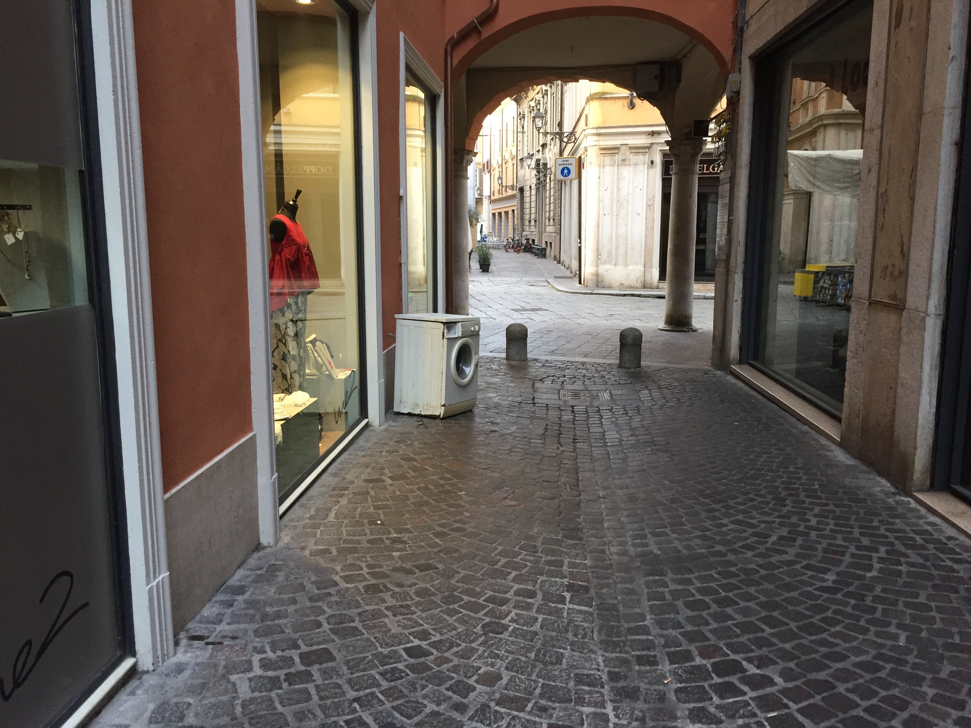 Una lavatrice sotto i portici