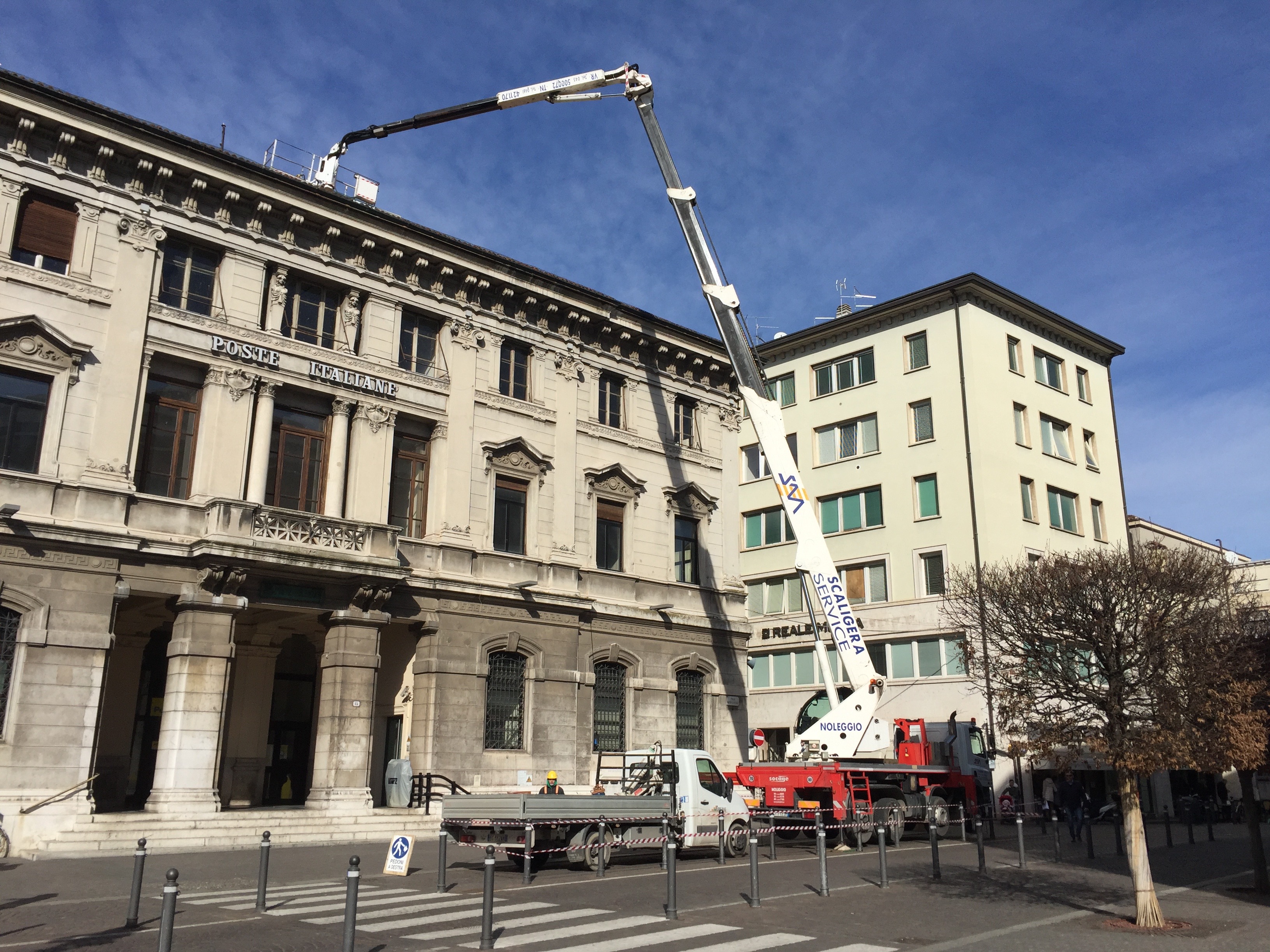 Piazza Martiri affumicata, per ore, da un Euro3