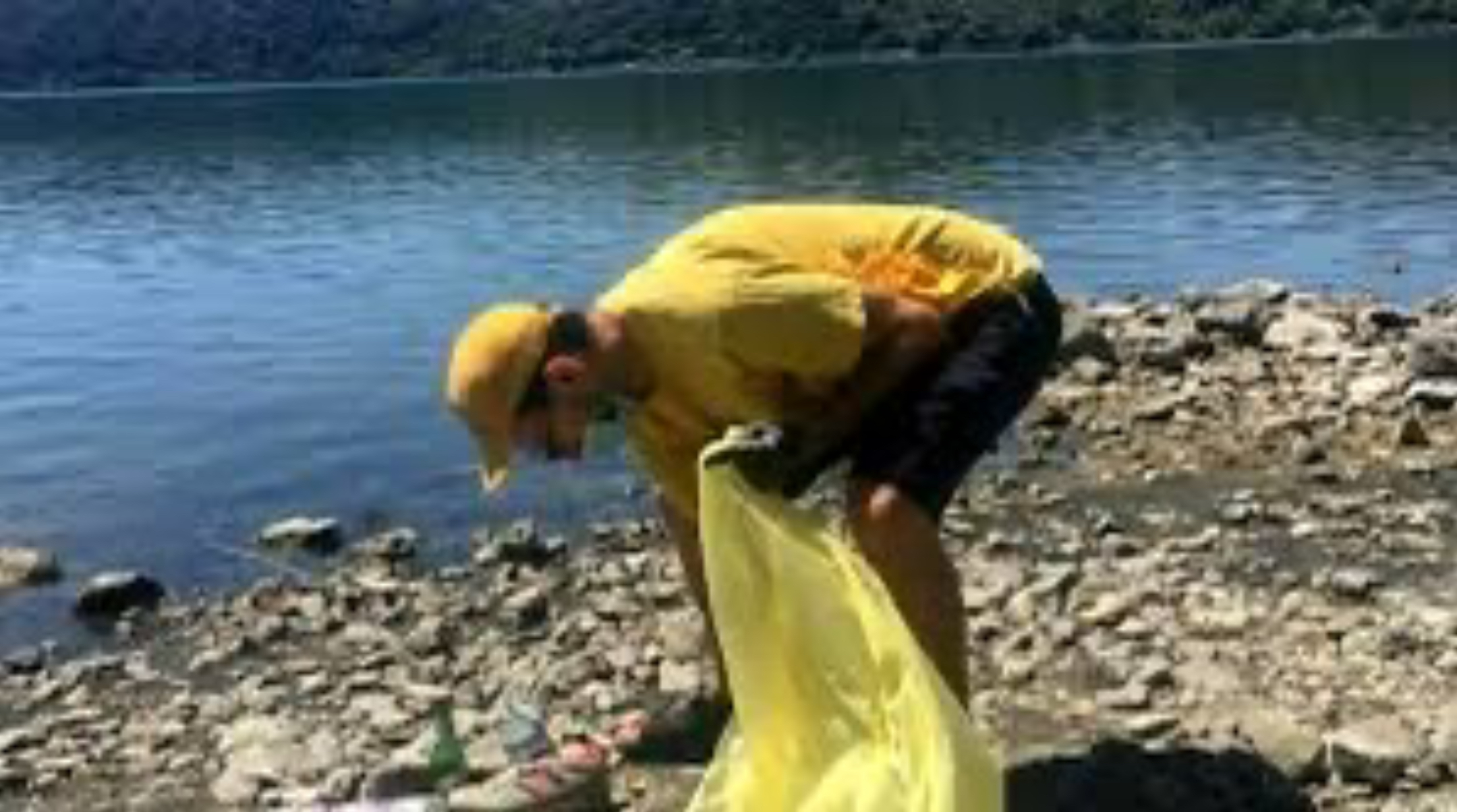Stanare chi butta 500 kg di plastica nel lago