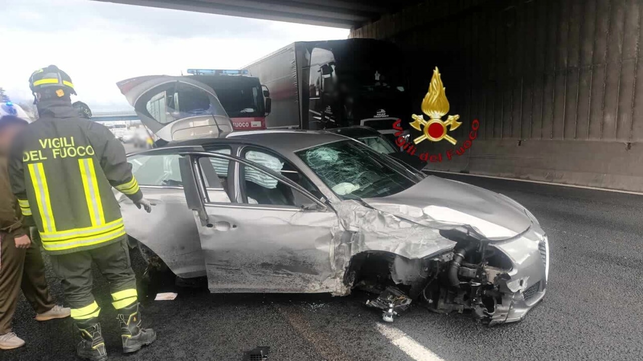 Strade: più di due morti al mese