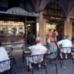 Mantova, Via Broletto, gente al bar sotto i portici