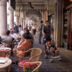 Mantova, Via Broletto, gente al bar sotto i portici