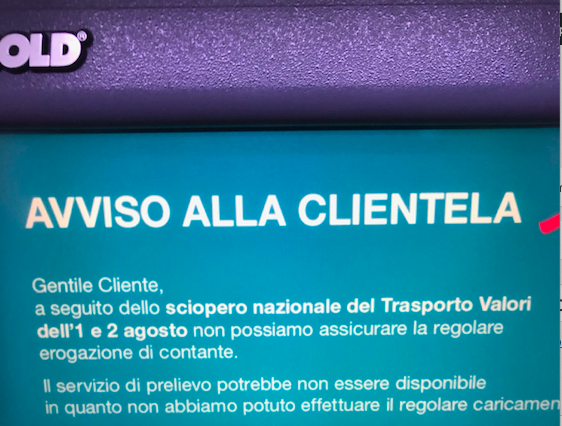 La fragilità dei soldi di plastica
