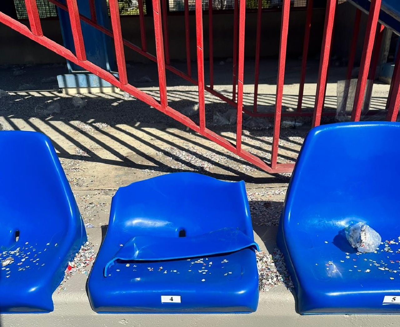 Sradicare i seggiolini in tribuna