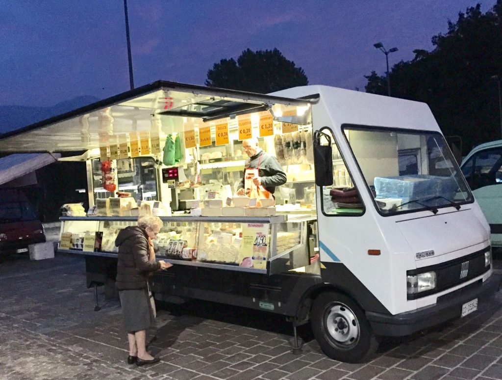 Estinzione dei negozi di vicinato, rivalutazione degli ambulanti