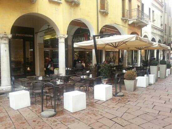 Tavolini al posto delle auto