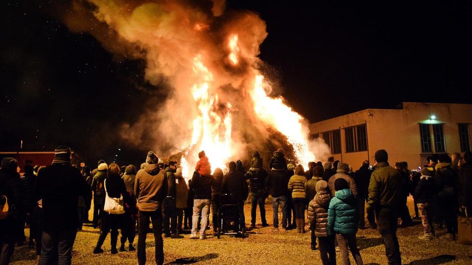 Continuiamo a sforare i limiti, ma bruciamo cataste di legna