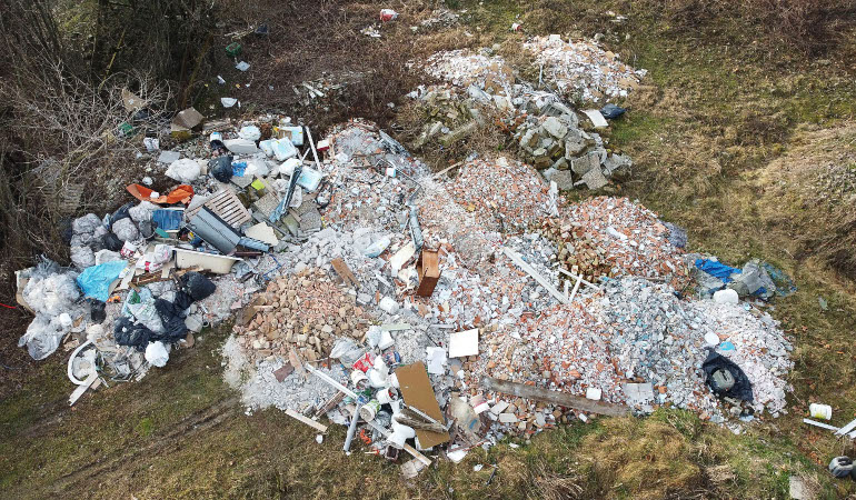 Per gli imbrattatori con rifiuti, serve anche il penale