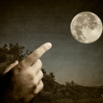 il-dito-che-indica-la-luna