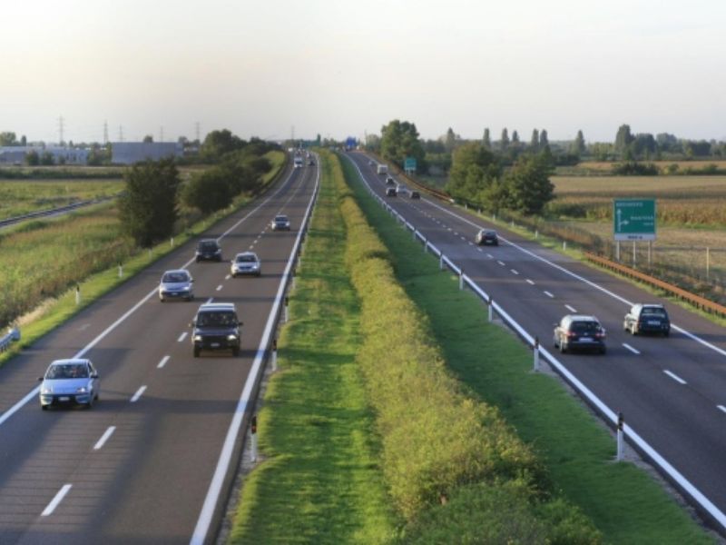In autostrada a piedi e in bici