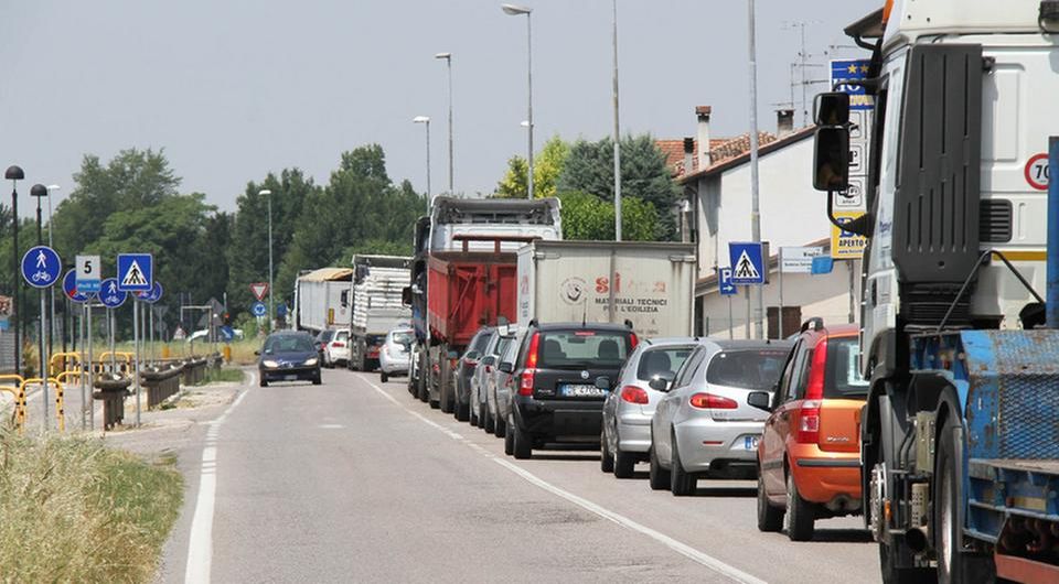 TIR abusivi circondano Mantova