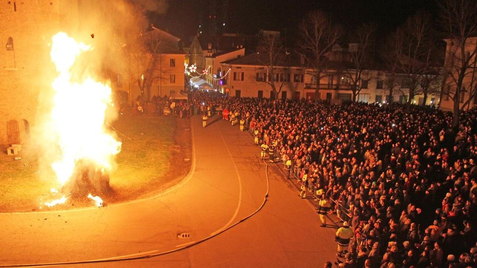 Bruciamo almeno anche l’ipocrisia