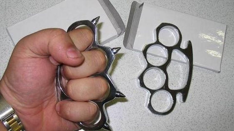 Non si regalano tirapugni a chi litiga