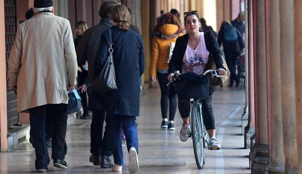 In bici sotto i portici e contromano