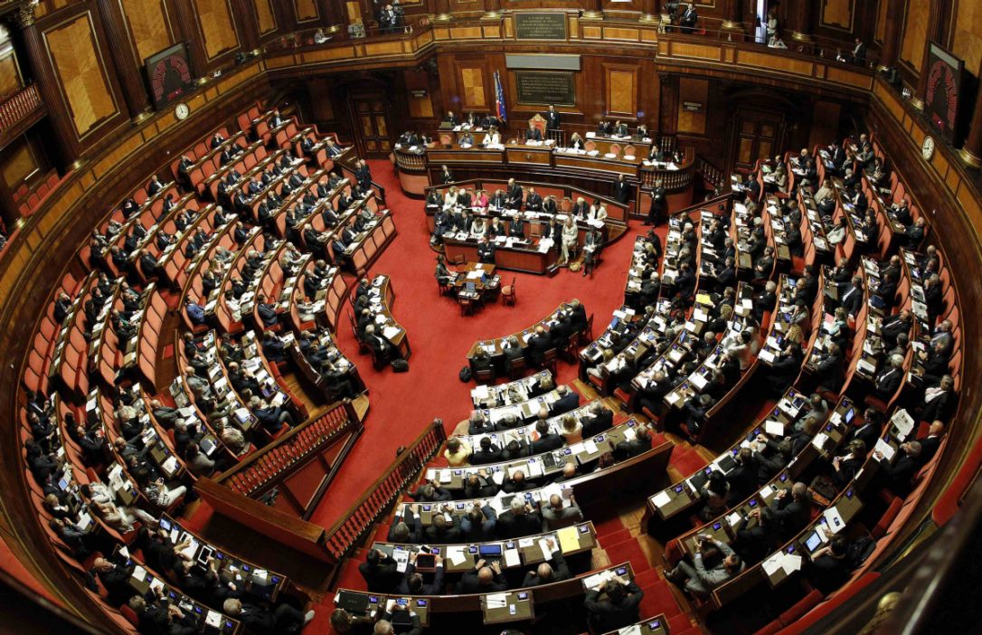 Le leggi le fanno Deputati e Senatori che poi si lamentano