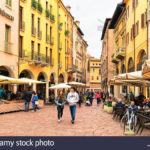 mantova-italia-22-ottobre-2016-persone-in-street-bar-sulla-piazza-gugliermo-marconi-a-mantova-lombardia-italia-mp2hp3