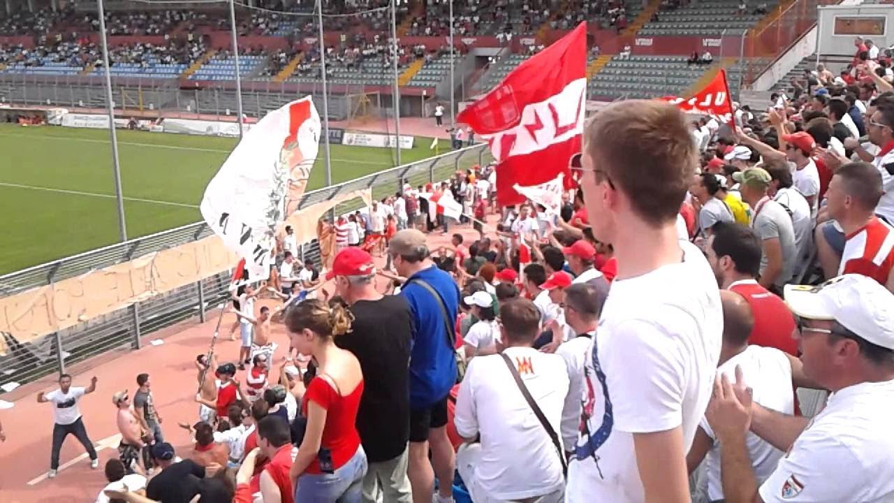 Insulsi cori di insulsi “tifosi”