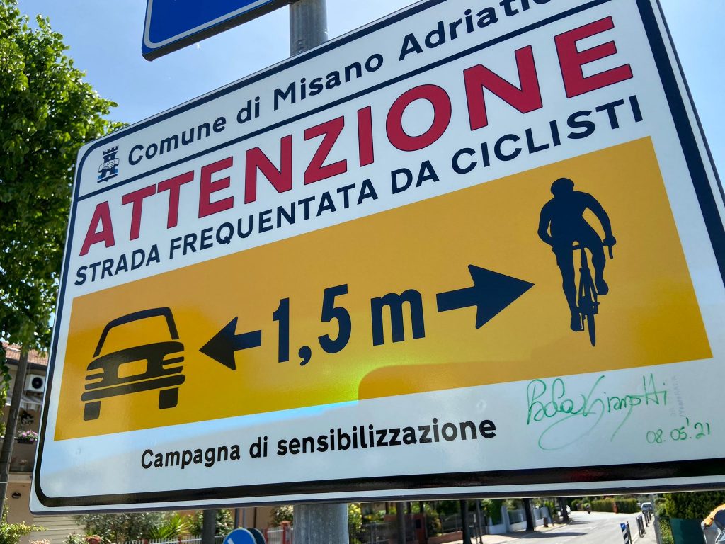 Lasciare almeno 150 cm, sorpassando un ciclista