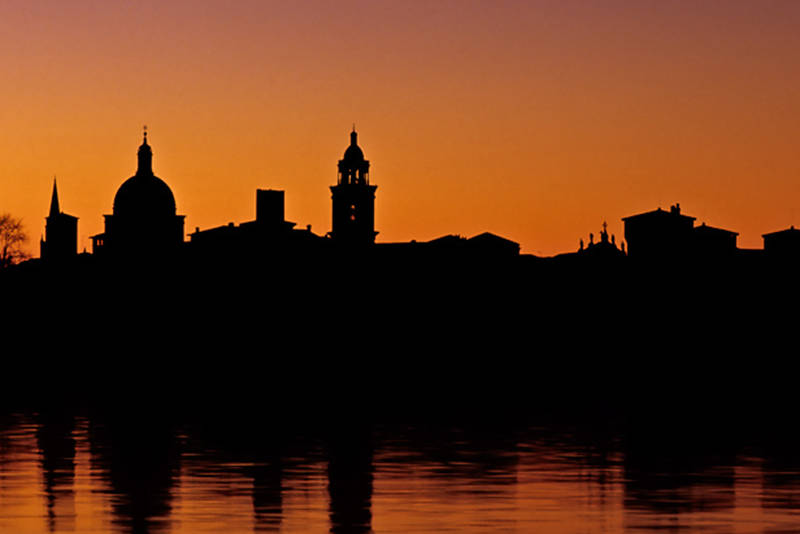 Crescono gli abitanti a Mantova. Serve, comunque, unirsi con i vicini