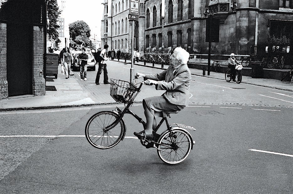 Bici contromano ma solo con segnaletica