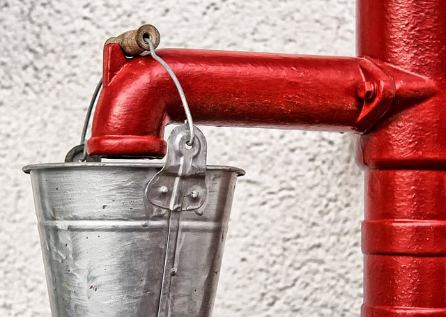 Parte un litro, al rubinetto ne arriva un bicchiere in meno