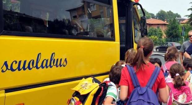 Cartellino rosso a chi non sa stare sullo scuolabus