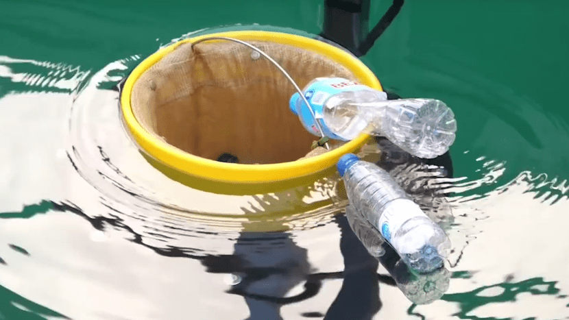 Il bidone che cattura, la plastica a pelo d’acqua
