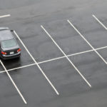 singola-automobile-nel-parcheggio-vuoto-5490632