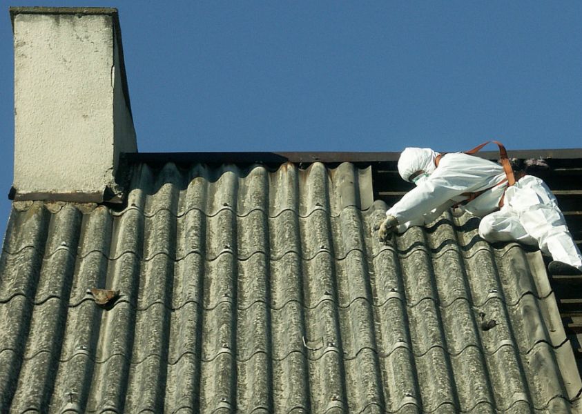 Amianto: 42 campi di calcio sulle nostre teste