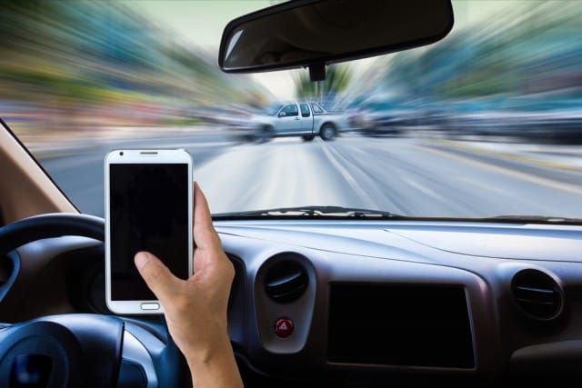 Alla guida ebbri o al telefono
