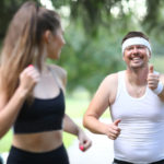 uomo-grasso-millenario-che-corre-nel-parco-con_151013-2556